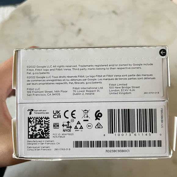 BRAND NEW Fitbit Versa 4 - Picture 2 of 5